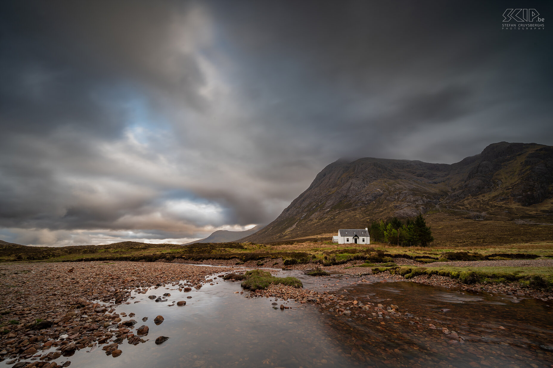 Glen Coe - Lagangarbh hut Glen Coe is a breathtakingly beautiful valley surrounded by imposing mountains in the Scottisch Highlands. The Glen Coe valley is named after the River Coe, which flows through this area. The low clouds and fog that often hang in this area contribute to the mysterious atmosphere. The A82 route runs straight through the Glen Coe valley. This road takes you from Glasgow to Inverness. An iconic house in the beautiful Glen Coe valley is the Lagangarbh Hut. This desolate white cottage is perched underneath the dramatic heights of Buachaille Etive Mòr and near the River Coupall. It still functions as a hostel by the Scottish Mountaineering Club but it is also popular photography location. Stefan Cruysberghs